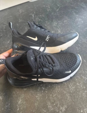 Använda 1 gång. Nike Air 270 svarta sneakers - Skorna är använda max 1 gång utomhus.