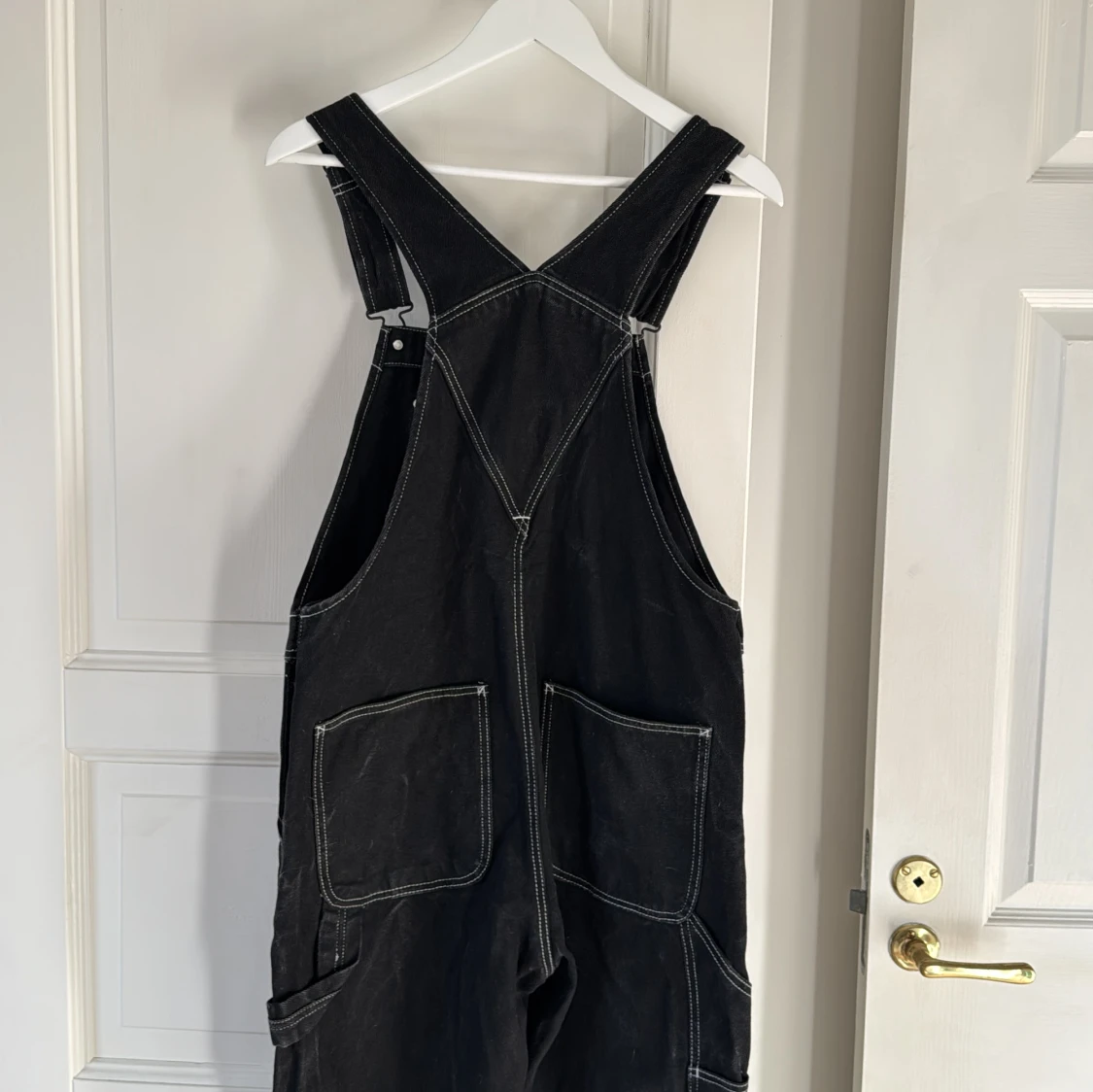 Svarta denim hängselbyxor från Monki - 2