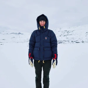 Mörkblå dunjacka från Fjällräven - Intressekoll på min fjällräven jacka i mörkblå. Storlek S har använts en säsong. Är intresserad av att sälja till rätt pris eventuellt byta till en lång grön i storlek S eller M.