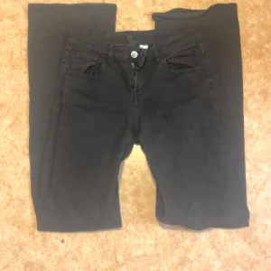Svarta flare jeans - Ett par svarta flare jeans från hm, kommer inte till användning. Storlek 36