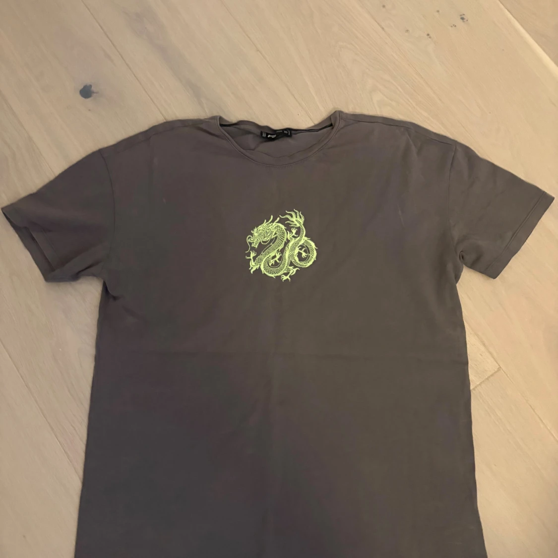 Grå t-shirt med neon draktryck
