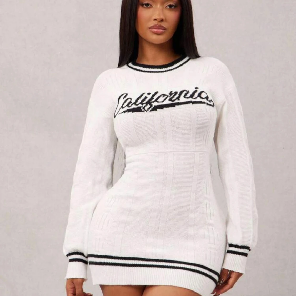 Vit stickad kortklänning med text - 4