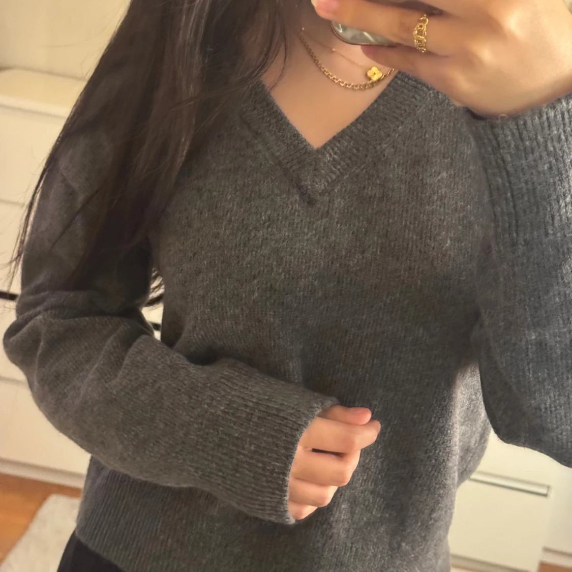 Mörkgrå stickad v-ringad tröja