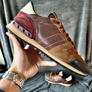 Valentino rockrunner skor - Valentino rockrunner skor | originalstorlek: 42, sitter ofta som 43, fråga om innermått vid osäkerhet | ingår: endast skorna