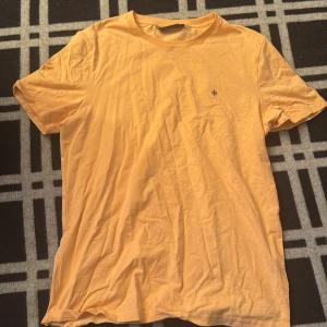 Morris T-Shirt - Säljer en Morris tröja. Färg: Rosa (kameran uppfattar fel färg)