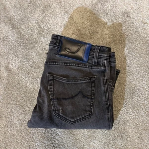 Jacob Cohen Jeans - Hej! Säljer nu mina jeans från märket Jacob Cohen , storlek 33, modell 622 bra skick, givetvis äkta. Tveka inte på att höra av dig om du har frågor eller funderingar kring jeansen!