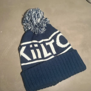 Mössa med tofs - Snygg mössa i väldigt bra skick,varm och sitter skönt på! Herrmössa men passar tjejer såklart också