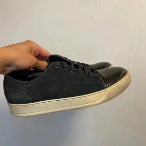 Mörkgröna lanvins - Lanvin sneakers i väldigt mörkgrön mocka uk 8 (42-43). Inget fel på dom, i perfekt skick men jag har bara tröttnat på dom. Hör av dig om du har frågor!!