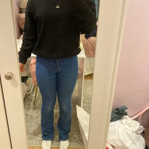 Blå bootcut jeans från Zara, strl 32 - Snygga blå jeans från Zara i storlek 32 med klassisk bootcut passform. Jeansen har hög midja, raka ben med lätt utsvängning och klassiska fickor bak. Materialet är jeans med en mjuk känsla och dragkedja framtill.