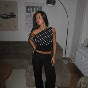 Prickig topp - Supersöt prickig topp från Design by Si, nyskick och aldrig använd!💕