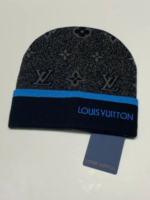 Lv  Mössa - Säljer en helt nya mössa, aldrig använd. Storlek Onesize. Skriv gärna vid fler frågor. Postar inom 24h efter betalning. (Alla bilder är tagna av mig)