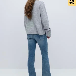 Blå bootcut jeans från Gina Tricot - Snygga blå jeans från Gina Tricot i bootcut-modell. Jeansen har klassisk femficksdesign, normal passform och är tillverkade i mjukt denimtyg. Perfekta för dig som gillar en avslappnad men trendig look. Använda fåtal gånger oxh säljer för att dem blivit lite försmå, därav ej använda så mycket