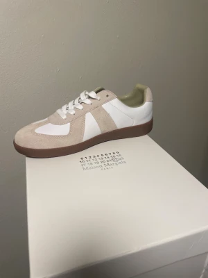 Maison margielas  - Säljer dessa schyssta gats till ett fint pris. Skorna är använda 1 gång ser helt nya och fräscha ut. box tillkommer. Riktigt fina skor som funkar året runt. Har i storlek 42/43