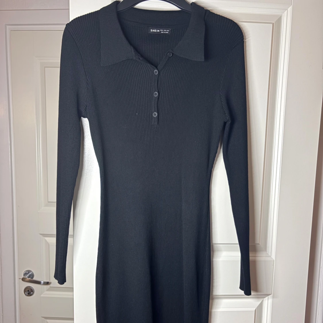 Svart ribbad klänning 