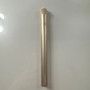 BeautyAct 118 Correcting Setting Brush - Perfekt att sätta under ögonen med eller att lägga bronser på ögonlocken. Jag har andra alternativ för detta, så därför säljer jag den. Priset går att diskutera, hör gärna av dig vid frågor💗
