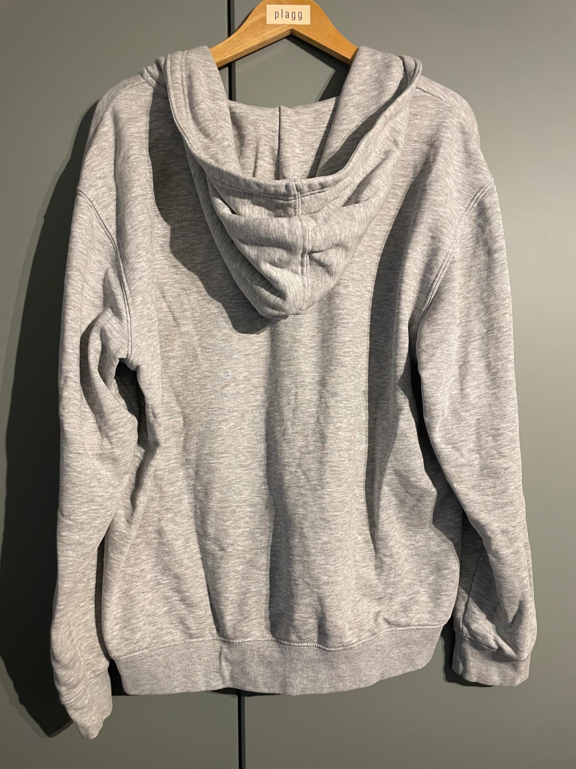 Grå hoodie med dragkedja från Weekday - 2