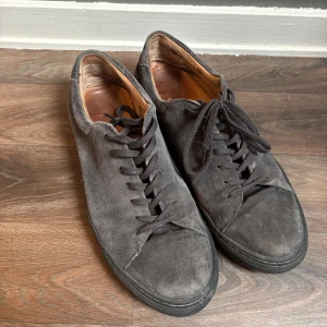 Myrqvist skor - Myrqvist skor i en snygg grå färg || Använda men fortfarande bra kvalite || Storlek 43 