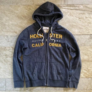 Hollister zip  - Skön Hollister kofta i st S! Väldigt trendig och snygg som passar perfekt till vardags! Hör av dig vid ytterligare frågor! Mvh Henry 