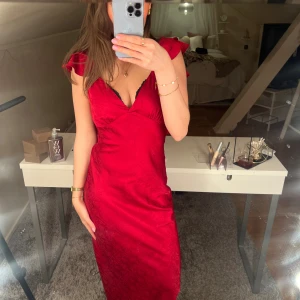 Balklänning - En super fin klänning med slits och öppen rygg från Revolve i märket ”more to come”. Storlek XXS/ Xs. Jag är 158 cm lång och den passade perfekt när jag hade klackar. Endast använd en gång💗 Nypris 1200kr