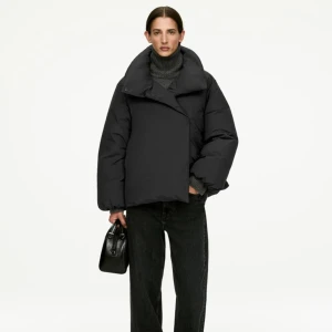 Dunjacka från Arket - Säljer min pufferjacka som köptes på Arkter förra vintern. Jackan är vadderad med återvunnet dun. Den har en krage man kan knäppa ända vägen upp. Jag köpte den på Arkets hemsida för 2590 kr. Hör av dig vid eventuella frågor! 🥰