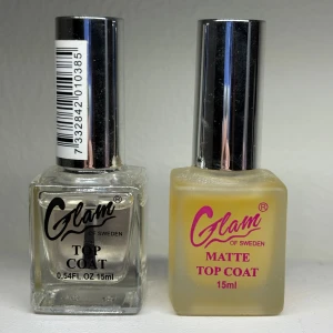 Glam of Sweden top coat duo - Två nagellacks-top coats från Glam of Sweden, en klassisk genomskinlig och en matt finish. Båda kommer i fyrkantiga glasflaskor med silvriga lock och rymmer 15 ml vardera. Perfekt för att ge naglarna en snygg glans eller en trendig matt look.