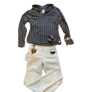 J Lindeberg jeans med prislapp kvar - J Lindeberg jeans till salu🐠 Använda ett fåtal gånger och fortfarande i fint skick. Sitter bra, ser bra ut och redo för ny ägare. Rökfritt hem. Skickar inom 1 dag. Hör av dig om du vill ha dem.