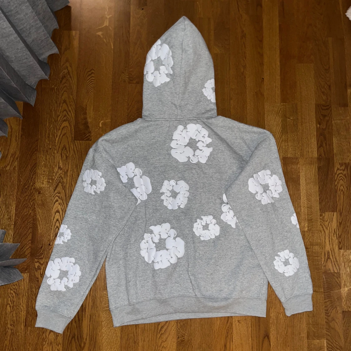 Denim Tears grå hoodie med vita blommor - 1