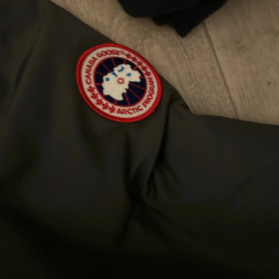 Grå pufferjacka från Canada Goose - 1