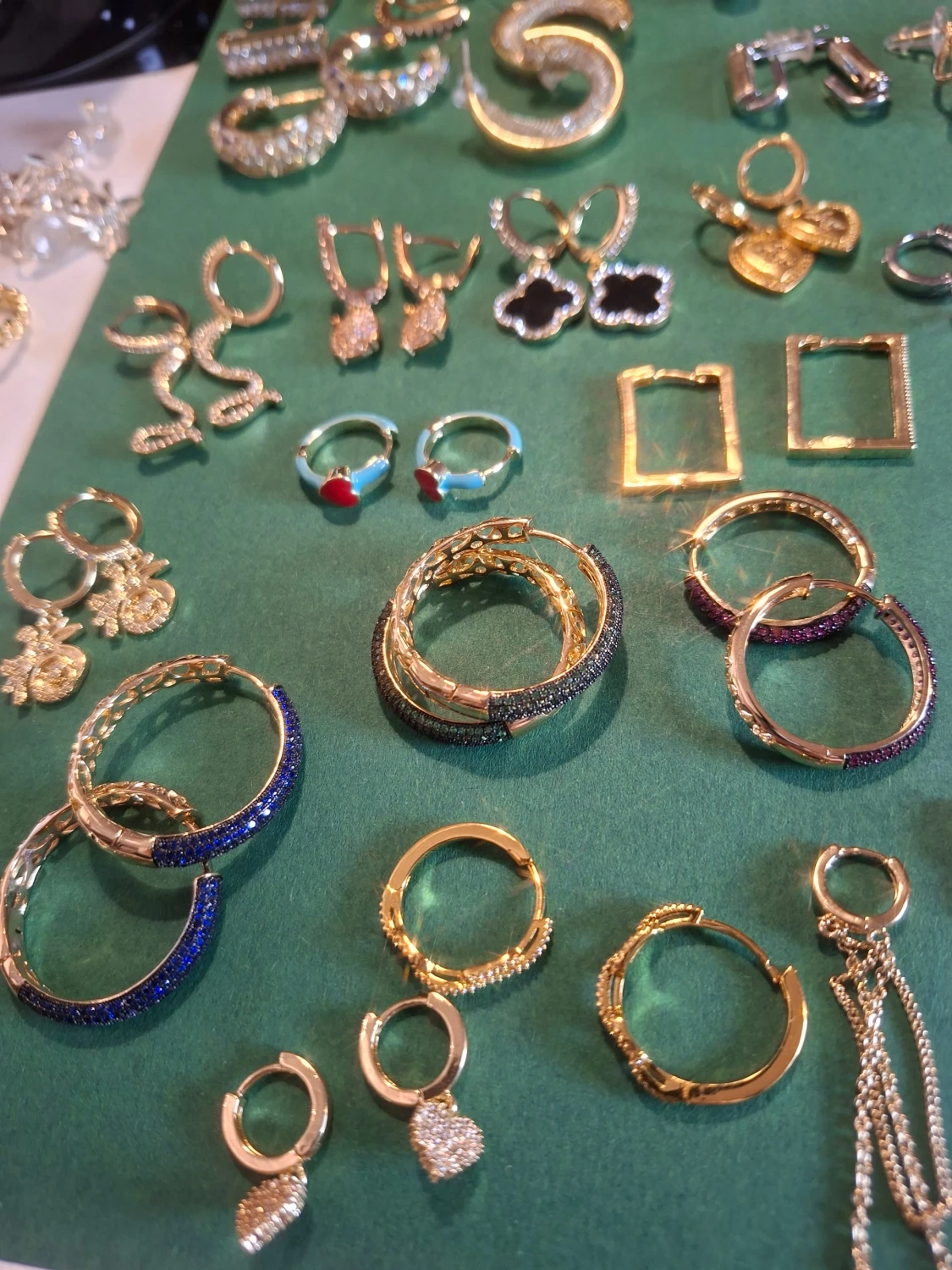 Mix av hoops örhängen i guld och silver - 2