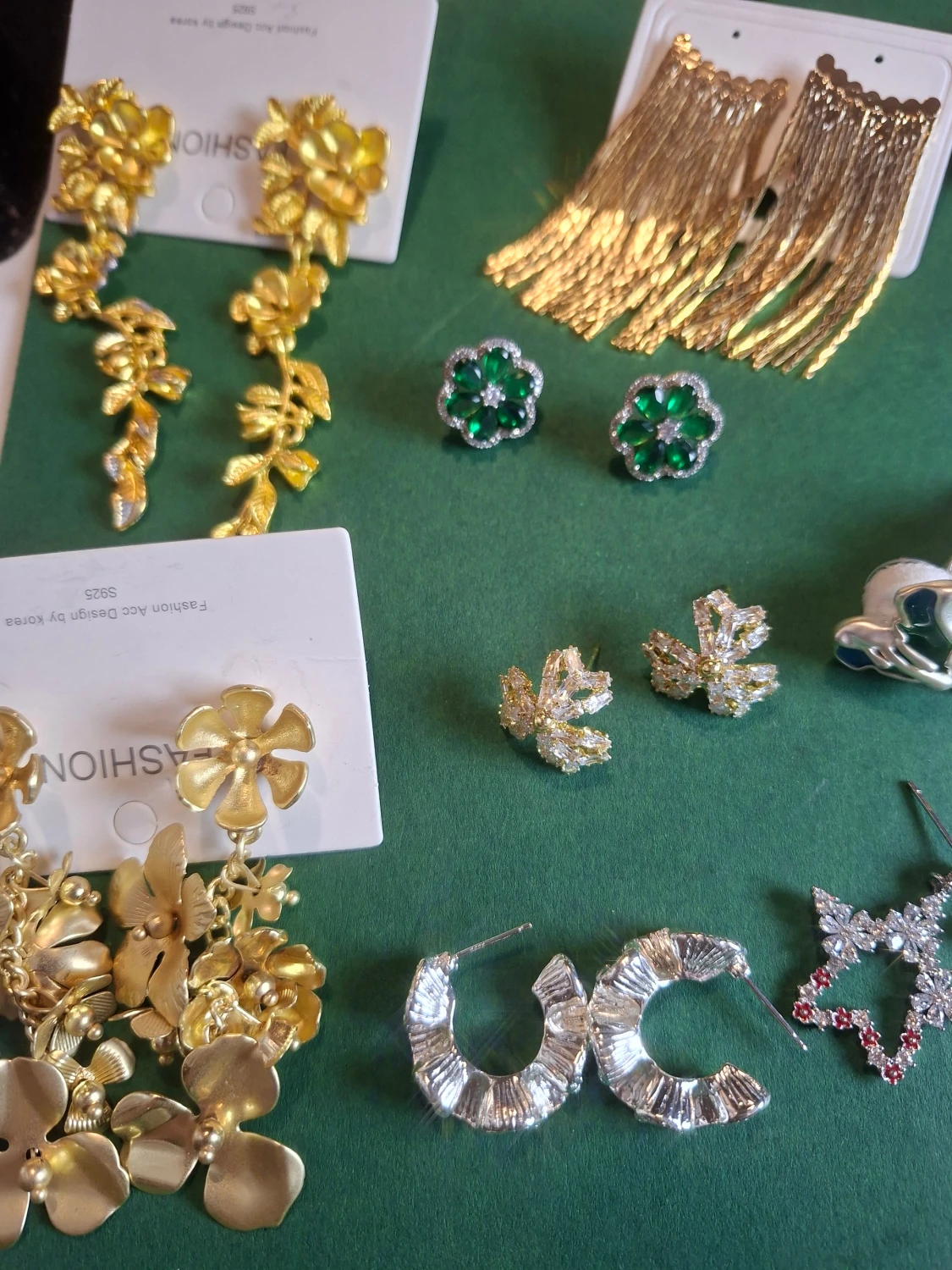 Mix av örhängen i guld och silver - 3