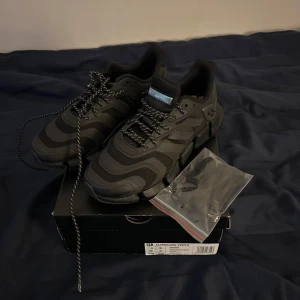 Skor  - Oanvända! Svarta snören kommer med. Storlek 36!