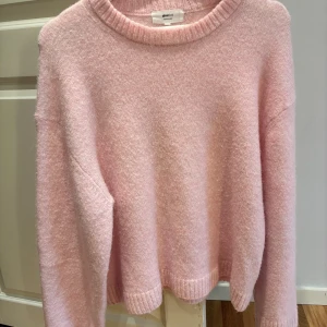 Ljusrosa stickad tröja Gina Tricot - Supermysig ljusrosa stickad tröja från Gina Tricot i ullblandning. Tröjan har rund hals, ribbade muddar och lång ärm. Perfekt för dig som gillar softa pasteller och vill ha en enkel, chill look. Om ni har några frågor, kontakta mig.💕