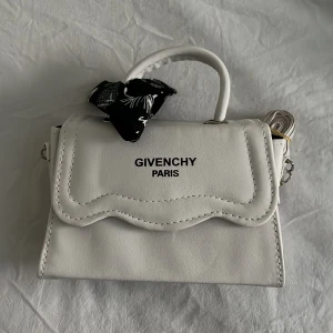 Vit handväska från Givenchy Paris - Snygg vit handväska från Givenchy Paris