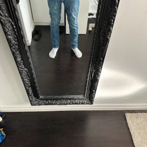 Blå jeans från Polo Ralph Lauren - Säljer ett par klassiska blå jeans från Polo Ralph Lauren. Jeansen har en slim passform med raka ben och är tillverkade i slitstarkt denimtyg. Snygga sömmar och detaljer, perfekt för dig som gillar stilrena och tidlösa jeans. Storlek är 12a