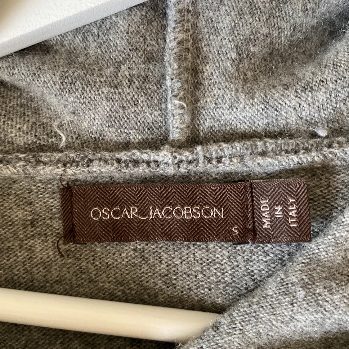 Grå hoodie i kashmir från Oscar Jacobson - 3