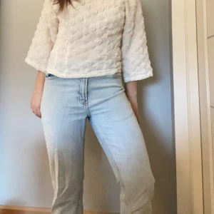  Grunt jeans  - Säljer ett par ljusblå jeans från Grunt med ljusblå tvätt och raka ben. Jeansen har medelhög midja och är tillverkade i mjukt denimtyg med ljusa sömmar. Finns potential att göra snygga hål i eller styla med en cool festligare topp☺️