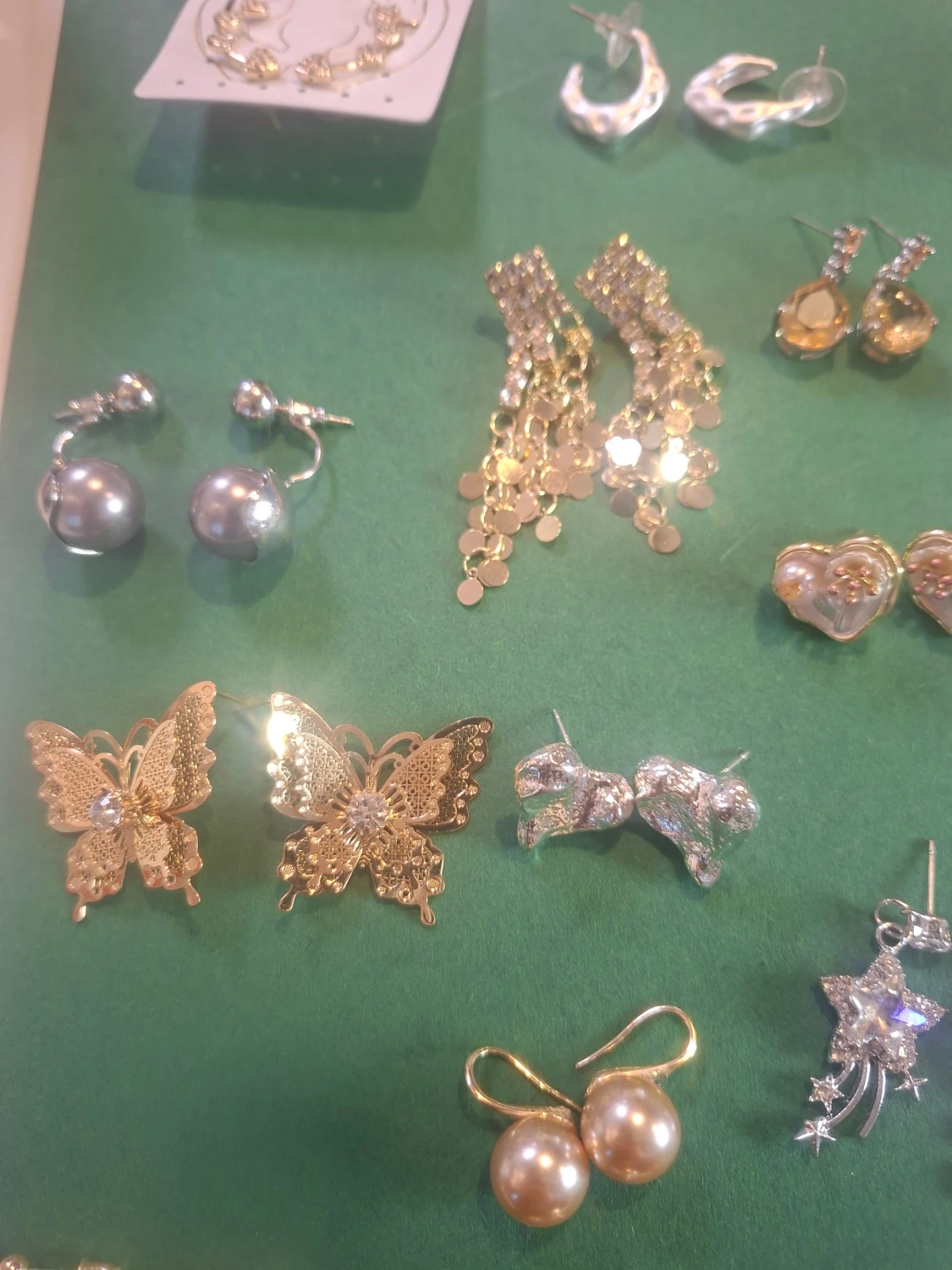 Mix av örhängen i guld och silver - 3