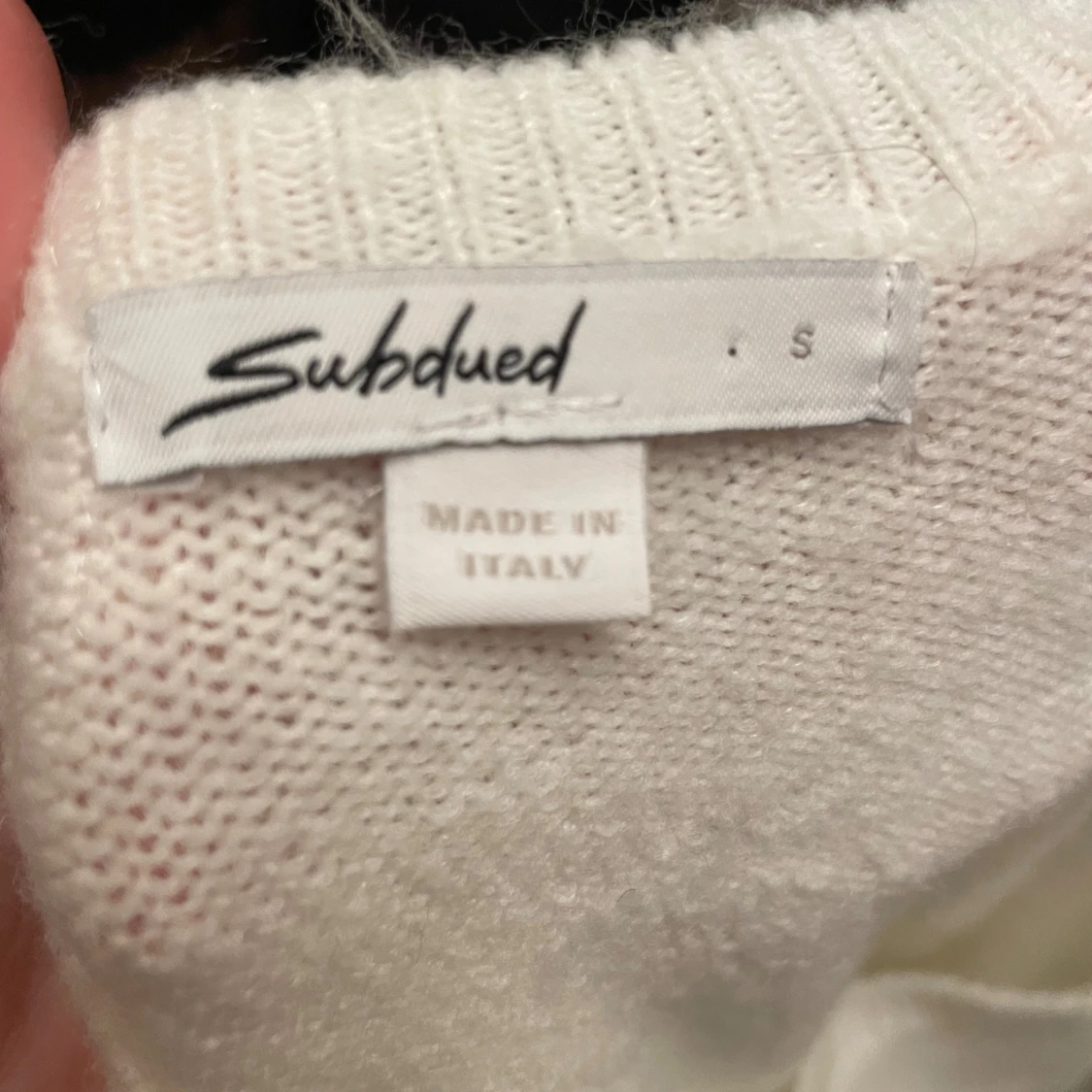 Stickad tröja med volang  - 4