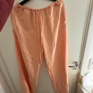 Aprikos linnebyxor - Linnebyxor i en skit snygg somrig färg, nästan aldrig använda då dom är lite lång för mig, är 170cm. Dom är INTE avsmalnade nertill där bilden inte visar, utan dom ser ut som dom populära originella linnebyxorna 💕