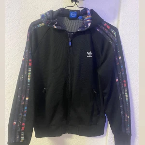 Adidas kofta  - Säljer en adidas kofta med mönster, storlek M, mycket bra skick! Säljer den för 100kr + frakt!