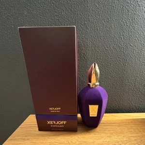 Xerjoff Soprano Eau de Parfum - Lyxig parfym från Xerjoff med elegant lila flaska och exklusiv känsla. Det är en 100 ml och är 10/10 i skick! Soprano är tillverkad i Italien och passar dig som vill sticka ut med något unikt, Perfekt för dig som gillar att uttrycka din stil. Kommer i orginalförpackning & kvitto finns också! 