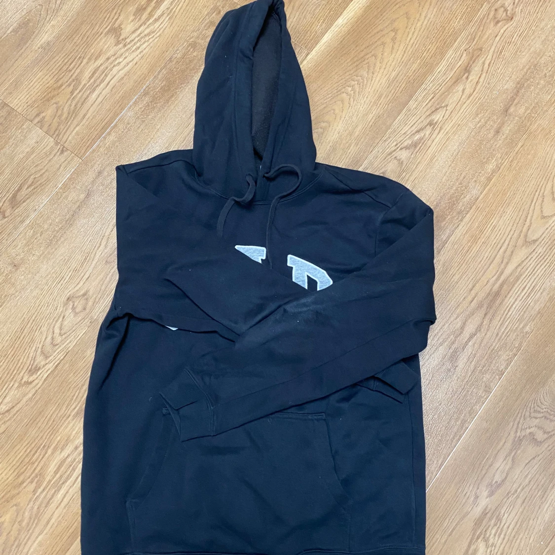 Svart hoodie från GAP med logga - 1