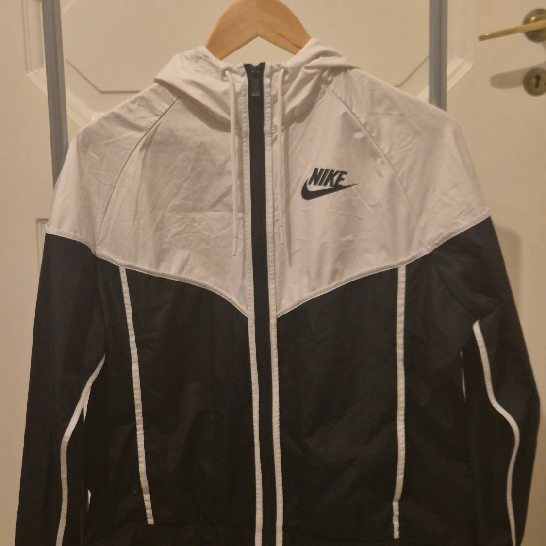 Nike svartvit vindjacka med huva M