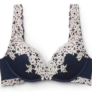 Mörkblå spets-bh Intimissimi - ** Pris kan diskuteras !! ** Snygg mörkblå bh med ljus spets och blommigt mönster. Axelbanden är dekorerade med spets och kuporna har vacker blomdetalj. Perfekt för dig som gillar en feminin och elegant stil.