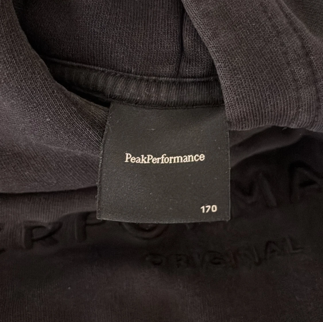 Svart hoodie från Peak Performance - 1