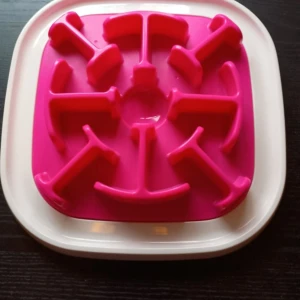 Aktiveringsleksak - Aktiveringsleksak Enigma nivå 1 från Savic för katt eller hund, sparsamt använd. Är lätt att rengöra, tål ej diskmaskin. Mått: 32x32x6,5cm 