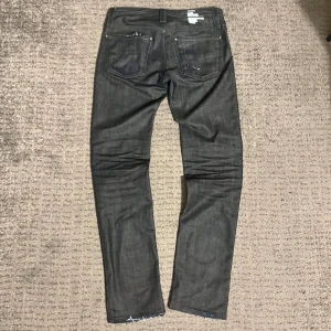 J lindebeg denim jeans  - Säljer ett par mörkblåa jeans från J.Lindeberg, modell Jay 320 Com Raw Denim. De finns snygga slitningar både fram och bak. Storlek 31/34