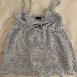 Linne - Jättegulligt jusblått linne från Gina Tricot i storlek XS, fint spets och knytdetalj🩵