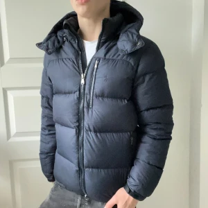 Ralph Lauren jacka M - Ralph Lauren jacka M, inga defekter. Det var tidigare håll längst ned men dom var små och är ihoplimmade och märks inte😊, storlek M och modellen är 180 cm 75 kg. Färg, Svart/ mörkblå! 