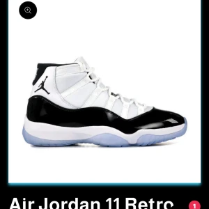 Nike Air Jordan 11 Retro svart/vit - Nike Air Jordan 11 Retro sneakers med högt skaft, klassisk Jumpman-logga på sidan och snörning. Skon har en snygg kombination av vit mesh, svart lackskinn och en isblå genomskinlig sula. Perfekt för dig som vill sticka ut med en ikonisk basketstil.